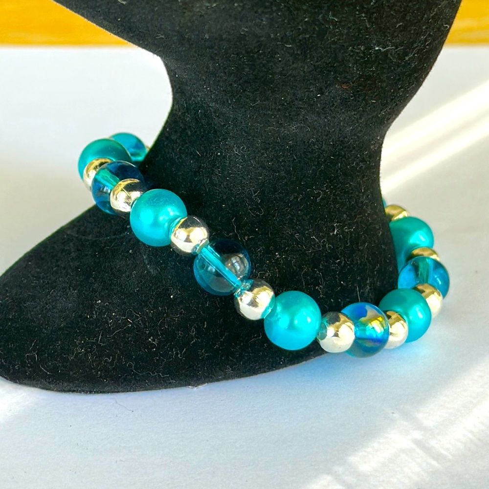 Beautiful New Ladies Handmade Blue $ Silver Beaded Bracelet
